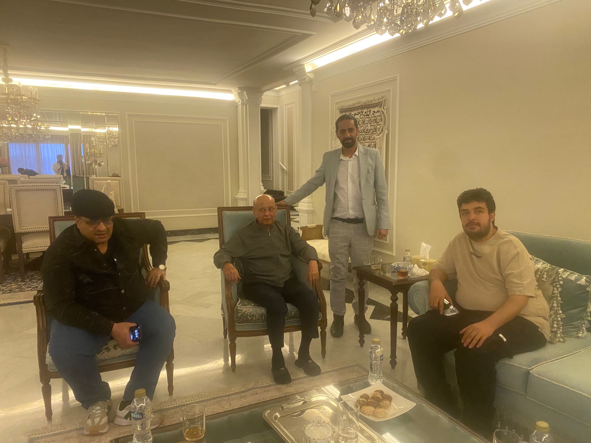 وزير الخارجية الأسبق الدكتور أبو بكر القربي يستضيف نخبة من الشخصيات الرسمية والعسكرية ورجال الأعمال اليمنيين وزير الخارجية الأسبق الدكتور أبو بكر القربي يستضيف نخبة من الشخصيات الرسمية والعسكرية ورجال الأعمال اليمنيين